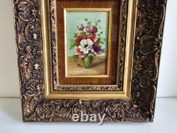 Oil on wood panel painting, bouquet of polychrome flowers, signed in a molded frame